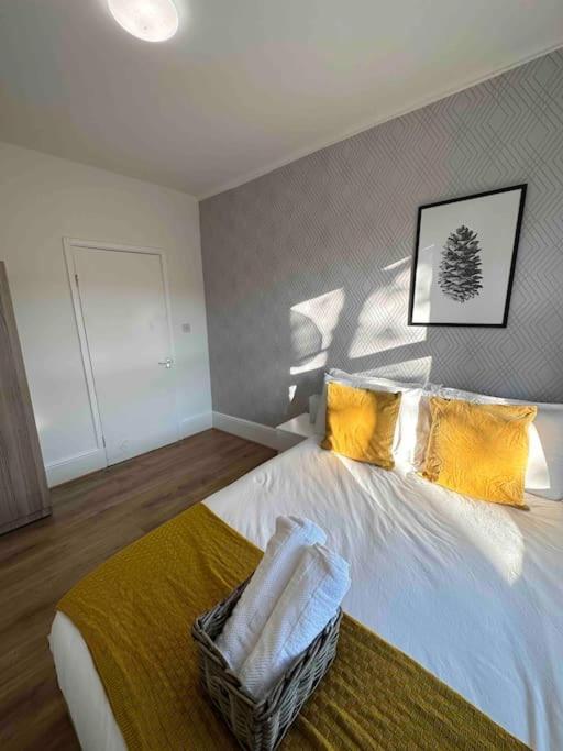 2 Bed Apt Sofa Bed Up To 6 London Exterior photo