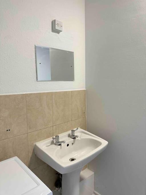 2 Bed Apt Sofa Bed Up To 6 London Exterior photo